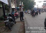 Polsek Bekasi Barat Membantu Masyarakat Pengguna Jalan Dengan Pengaturan Lalu Lintas Di Hari Libur