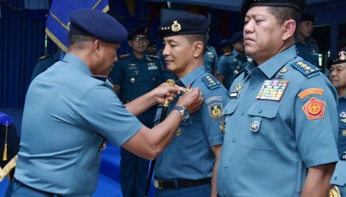 Wakasal Terima Brevet Kehormatan Principal Warfare Officer di Surabaya