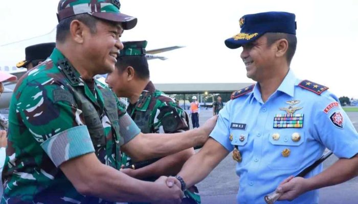 Kasad Jenderal Maruli Simanjuntak Disambut Pangkodau II di Lanud Sultan Hasanuddin