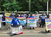 Puluhan Peternak Ayam Gelar Aksi Demo di Monas, Tuntut Perhatian Pemerintah